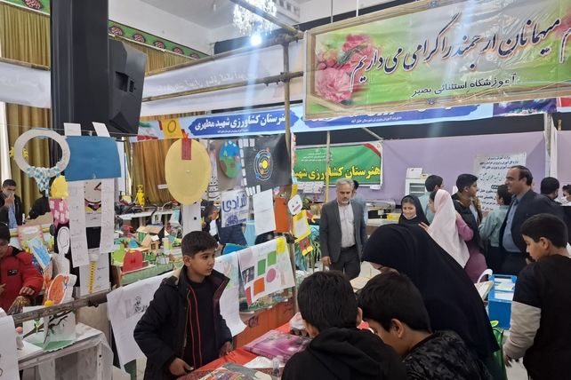 بازدید دانش آموزان مدرسه شهید عامری از نمایشگاه پژوهش و فناوری در خلیل آباد