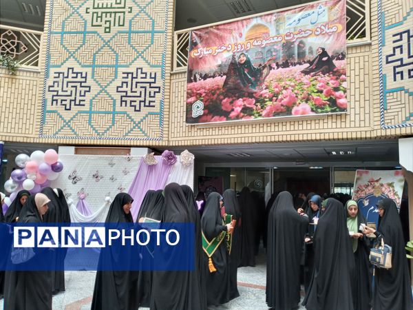 حضور دانش‌آموزان دبیرستان میعاد قم در همایش مرکز مدیریت حوزه علمیه خواهران به مناسبت دهه کرامت
