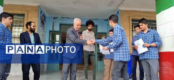 تقدیر از دانش‌آموزان افتخار آفرین در رقابت‌های جشنواره خوارزمی و کارهای پژوهشی