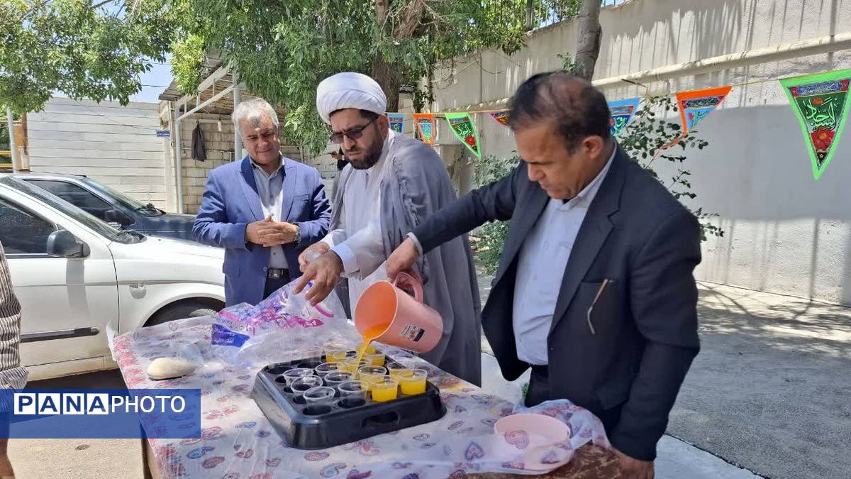 پخش شربت به مناسبت عید سعید غدیر خم در ادارهکل آموزش و پرورش کهگیلویه و بویراحمد
