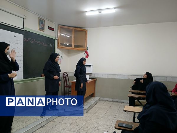  جلسه شورا  و بسیج دانش آموزی در دبیرستان نمونه دولتی مهشید مصلی نژاد