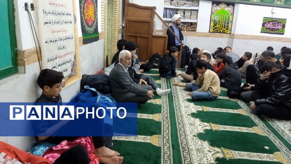 حضور مدیر و معاون دبستان شهید پسندیده فدافن در جمع نوجوانان معتکف مسجد صاحب الزمان(ع)