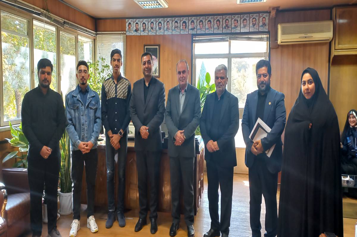 نشست کمیسیون فضاهای تربیتی مجلس دانش‌آموزی با مدیرکل آموزش و پرورش اصفهان