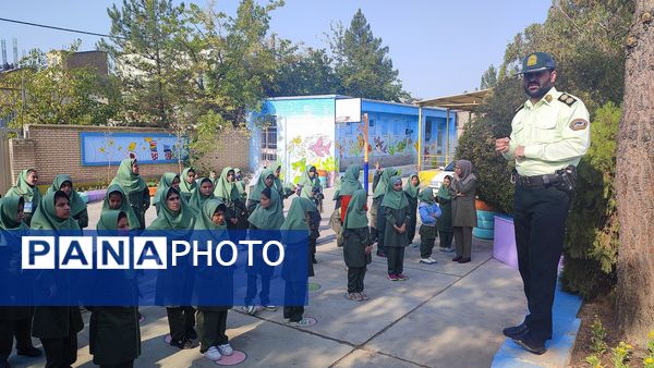 حضور سرهنگ اسماعیل اکبری رئیس کلانتری ۱۳ نیشابور در جمع دانش‌آموزان دبستان میلاد نیشابور 