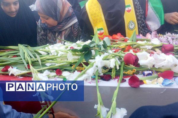 دبیرستان دخترانه صنف پوشاک ناحیه 3 میزبان شهید گمنام