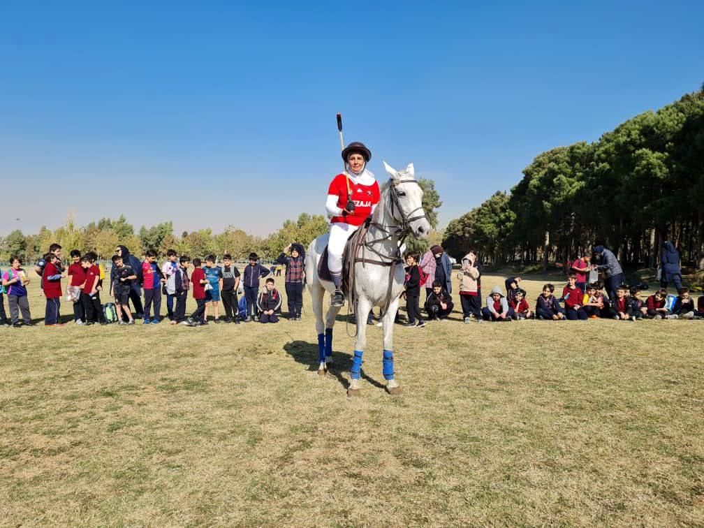 آشنایی دانش‌آموزان تهرانی با ورزش سنتی چوگان در مجموعه شهدا