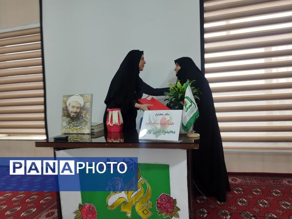 بازدید مادر شهید از مدرسه شاهد تکتم 