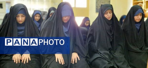 اقامه نماز جماعت مادر و دختری در مدارس انزلی