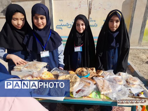 برپایی بازارچه مدرسه‌ای به‌مناسبت دهه فجر در آموزشگاه دخترانه شهید حسن زاده خانلق