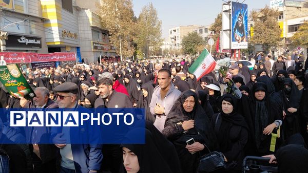 تشییع پیکر شهدای گمنام در دستان مردم کرج