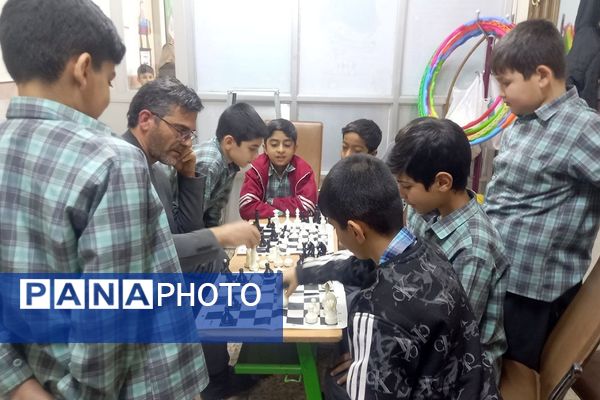 آمادگی دانش‌آموزان برتر شطرنج دبستان شیخ جنید (ره) برای رقابت‌های شهرستانی