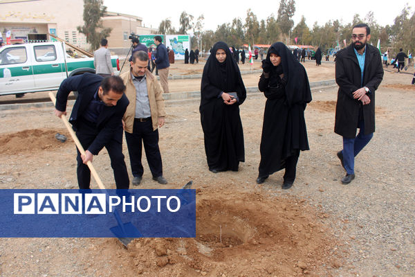 جلوه‌هایی از آیین درختکاری در اردوگاه شهدای 15 خرداد قم