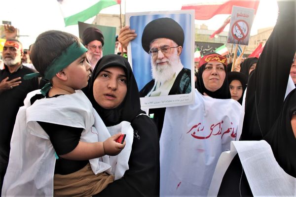 حماسه حضور نوجوانان کفن‌پوش قمی در راهپیمایی «عهد خون»
