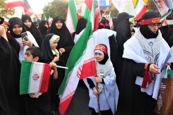 حماسه حضور نوجوانان کفن‌پوش قمی در راهپیمایی «عهد خون»