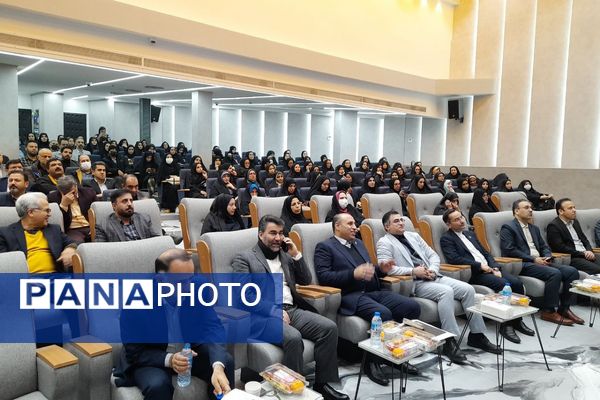 نشست فصلی مدیر منطقه با مدیران مدارس؛ تأکید بر هماهنگی و ارتقای کیفیت آموزشی