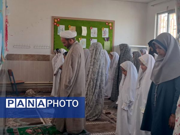 نماز جماعت در نمازخانه آموزشگاه زهرا عبداللهیان ارغا 