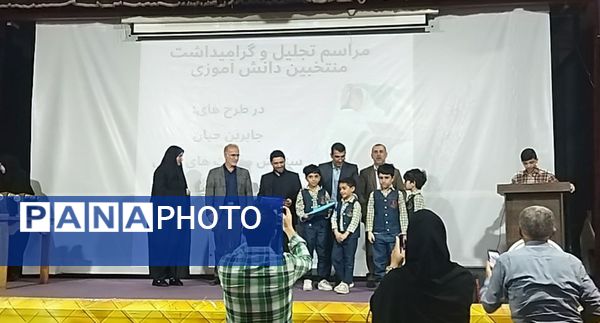مراسم تجلیل از دانش‌آموزان منتخب طرح‌های حوزه ابتدایی در قائمشهر