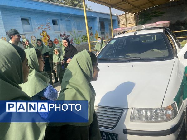 حضور سرهنگ اسماعیل اکبری رئیس کلانتری ۱۳ نیشابور در جمع دانش‌آموزان دبستان میلاد نیشابور 