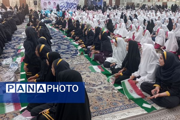 اجتماع دختران ناحیه 2 شهرری به مناسبت روز دختر در مرقد مطهر امام خمینی (ره) 