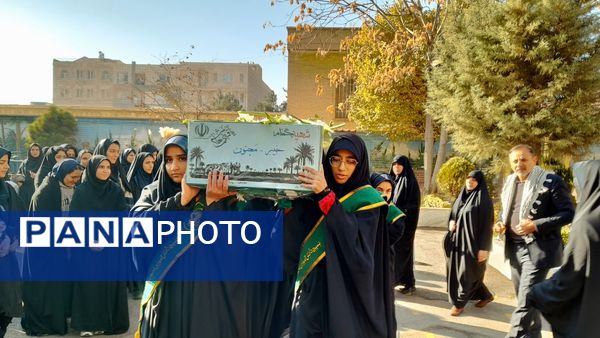 حال‌وهوای معنوی دانش‌آموزان در استقبال از پیکر شهید ۲۳ ساله در مدرسه شهید عصمت ناحیه 3 کرج 