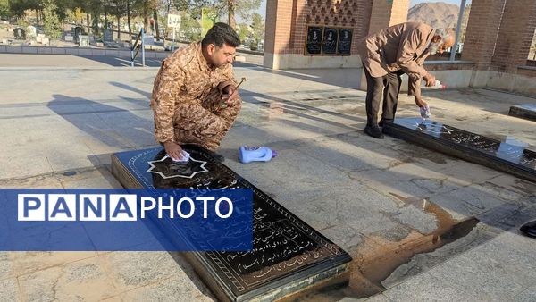 آغاز هفته بسیج دانشآموزی با غبارروبی مزار شهدای جوادالائمه توسط مسئولان و دانشآموزان بسیجی
