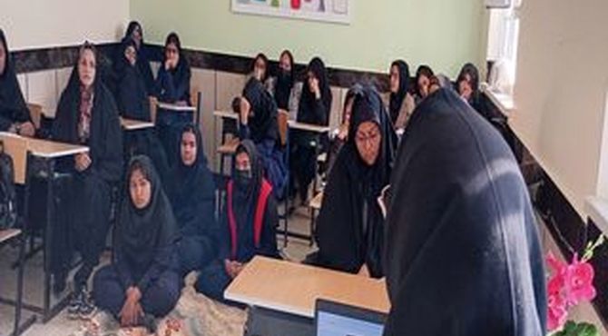 جلسه هدایت تحصیلی پایه نهم در دبیرستان مادرمهربان خلیل آباد