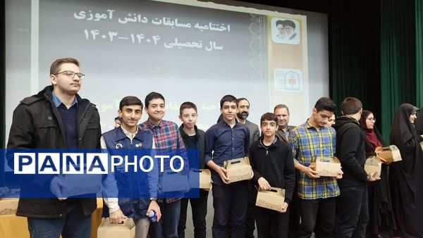 آیین تجلیل از دانش‌آموزان منتخب مسابقات قرآنی و فرهنگی 