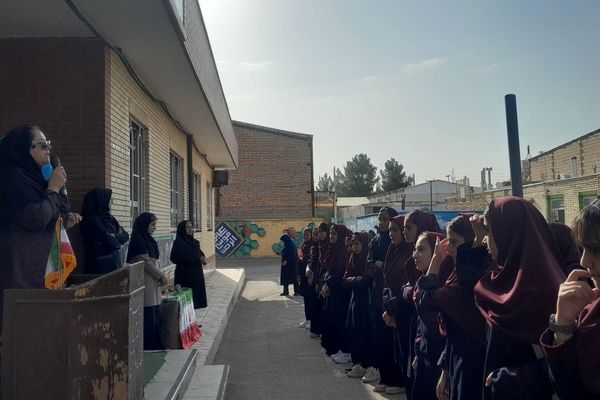 برگزاری‌ مراسم‌‌ روز اول‌ مدارس‌ و هفته‌ دفاع‌مقدس‌ در دبیرستان‌  مخدره‌ مرآتی