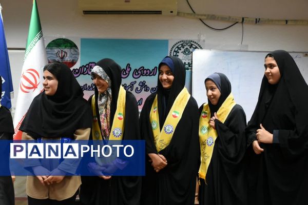 پیش‌اردوی ملی تشکیلات پیشتازان دختر در مازندران 
