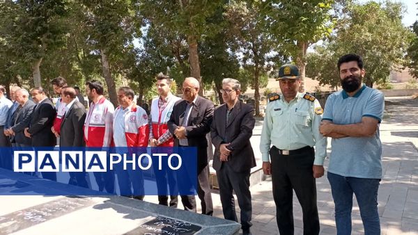 مراسم غبارروبی و عطرافشانی مزار مطهر شهدای اهر به‌مناسبت هفته دولت 