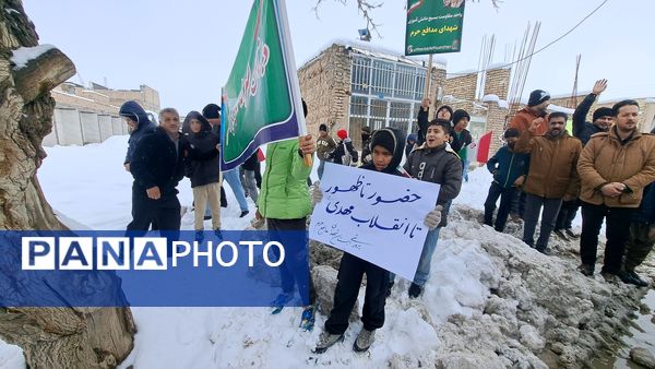 حضور پر شور فرهنگیان و دانش آموزان در کنار مردم ولایتمدار شهرستان صالح آباد در یوم الله ۲۲بهمن