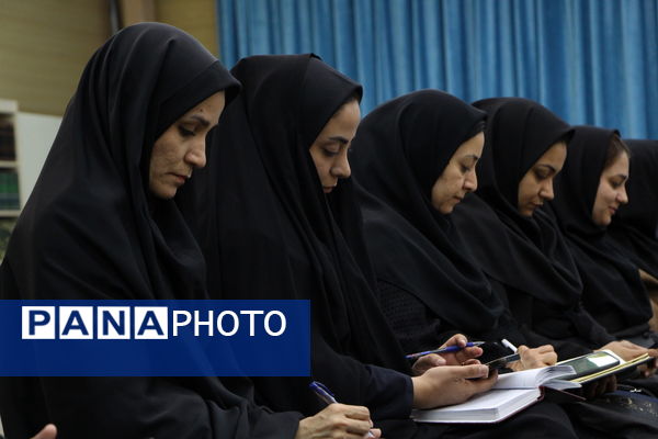 نشست اصحاب رسانه با نماینده ولی فقیه در یزد