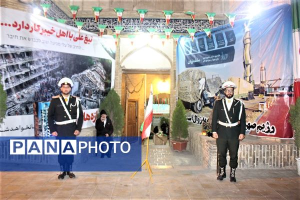 استقبال نوجوانان از غرفه‌های یادواره شهدای مسجد جامع قم