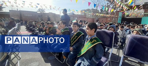 جشن انقلاب در دبستان ولی‌زاده ناحیه چهار کرج 