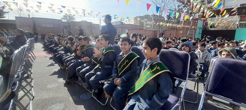 جشن انقلاب در دبستان ولی‌زاده ناحیه چهار کرج 