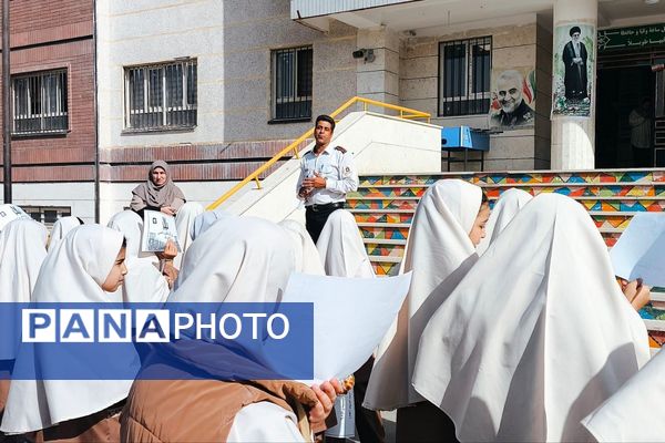 حضور آتش‌نشانان و برپایی نمایشگاه نقاشی در مدرسه حدیث به مناسبت روز آتش‌نشانی