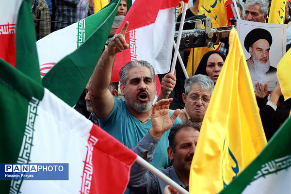 تجمع مردمی بشارت فتح در میدان انقلاب
