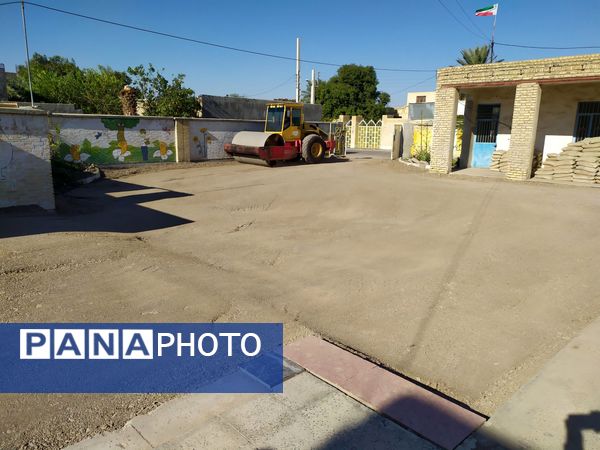 بهسازی کف مدارس خاکی رودان با همت خیرین و گروه‌های جهادی