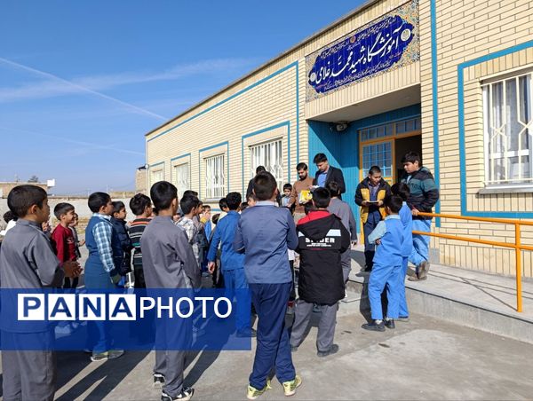 تجلیل از برگزیدگان مسابقات در مدرسه شهید غلامی خلیل آباد 