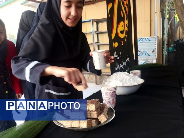 عطر فاطمی در فضای آموزش دبیرستان میرزا جعفر سروقد با برپایی ایستگاه صلواتی 