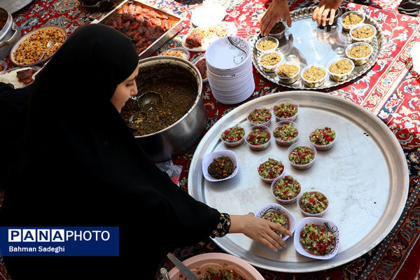 آیین سنتی توزیع نذری در روستای باغملک اصفهان