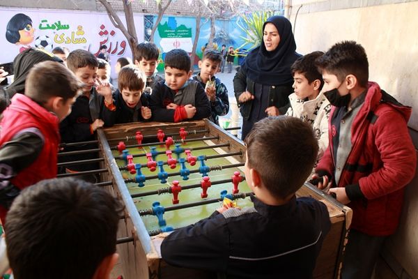 صبحگاه پرشور پاییزی در مدرسه نور ایمان بهارستان‌دو