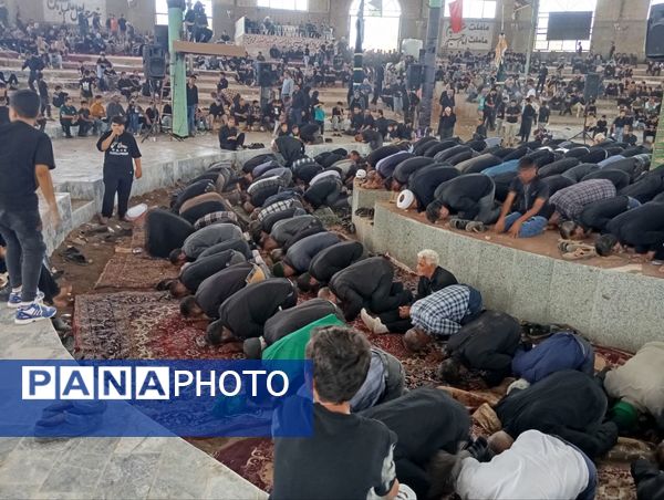 نماز جماعت در حسینه روستا اردمه در ظهر اربعین