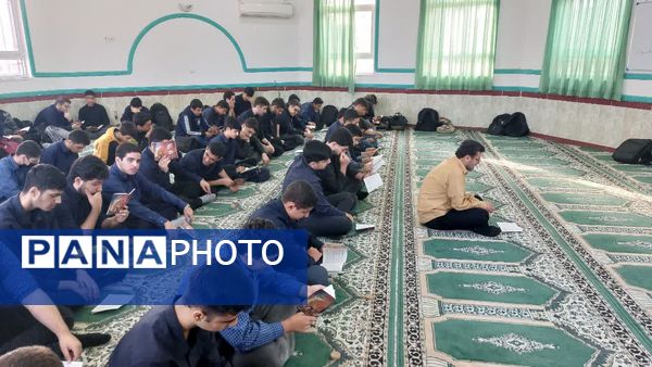 برگزاری نماز جماعت و زیارت عاشورا در دبیرستان شاهد