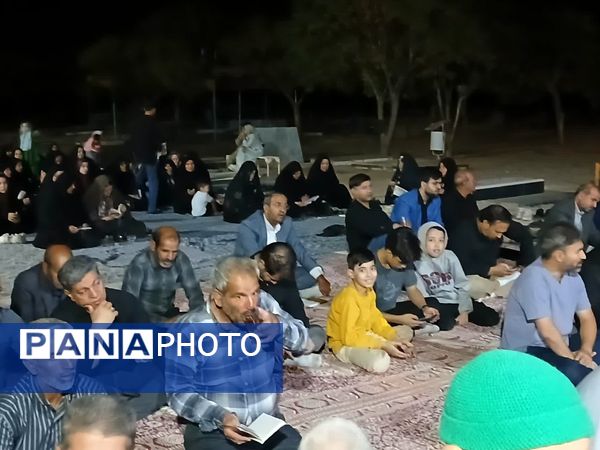 مراسم شبی با شهدا در محل گلزار شهدای روستای بزنجرد شهرستان خلیل‌آباد