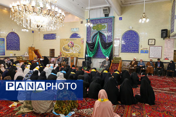 هم‌نشینی معنویت و تعلیم در مسجد