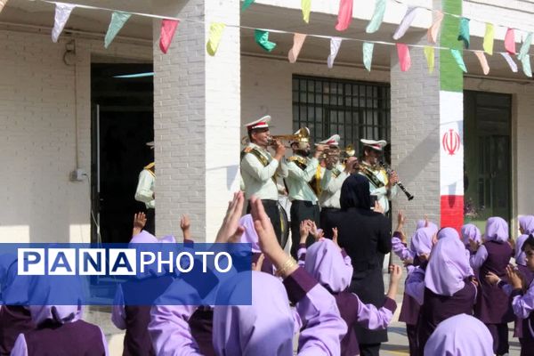 حضور پلیس در دبستان فاطمهالزهرا برای آموزش پیشگیری از آسیبهای اجتماعی