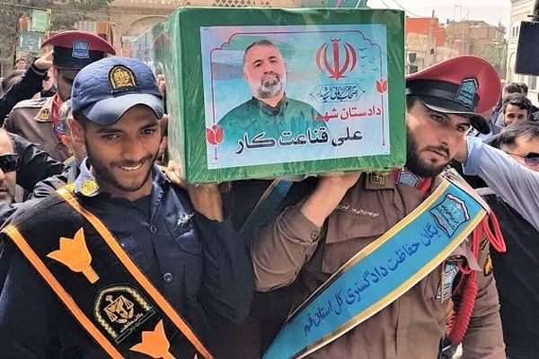 تدفین پیکر قاضی شهید «علی قناعت‌کار» در حرم بانوی کرامت