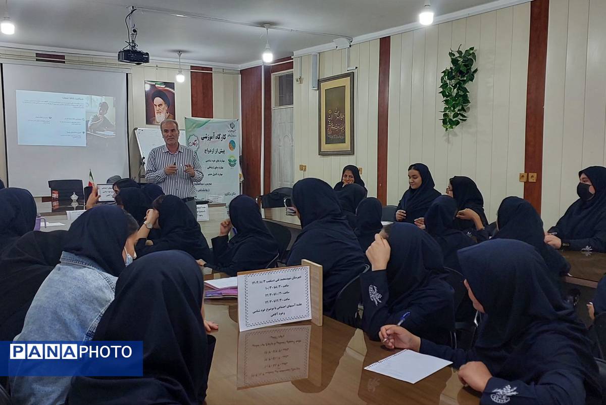 کارگاه آموزشی پیشگیری از آسیبهای اجتماعی در دبیرستان دستغیب ناحیه 3 شیراز