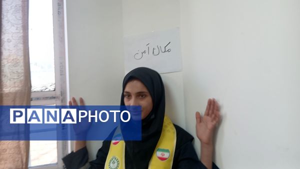 مانور زلزله  در دبیرستان حجت‌ الاسلامی نیشابور 